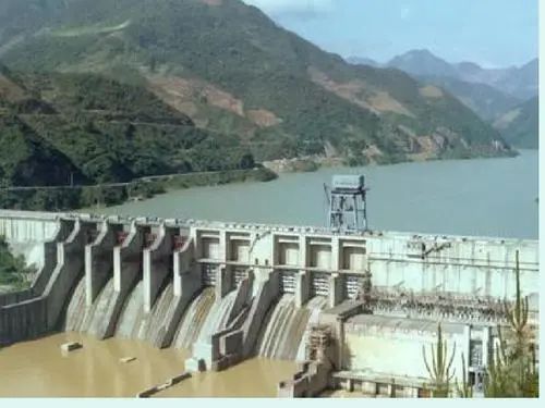 圖為西安電力機械制造公司為劉家峽水電站提供的330千伏輸變電成套裝備。.jpg