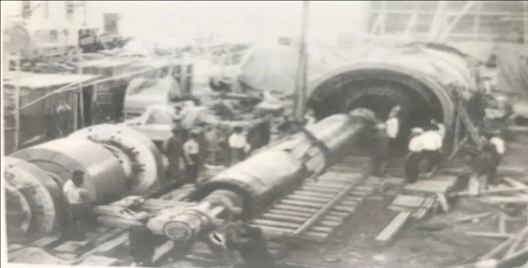 圖為1959年，我國第一臺沖擊發電機運抵工地。.jpg